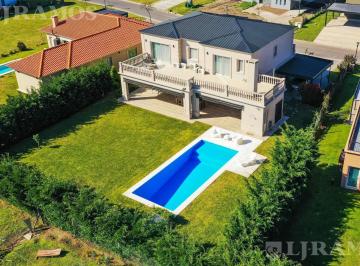 Casa · 291m² · 7 Ambientes · 5 Cocheras · Casa en Venta en Haras Santa María con 4 Dorm..