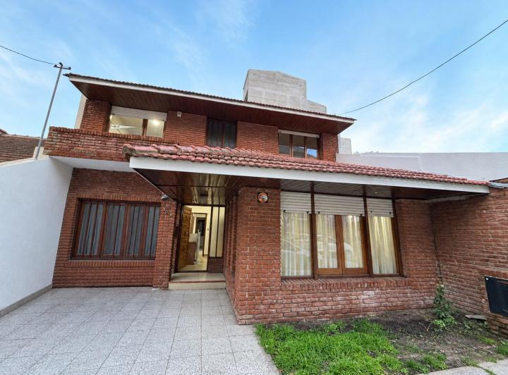 Casa · 202m² · 5 Ambientes · 2 Cocheras