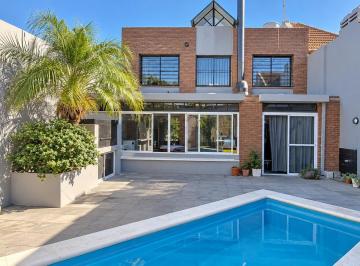 Casa · 171m² · 4 Ambientes · 3 Cocheras · Impecable Chalet con Cochera Para 3 Autos y Piscina - en Venta