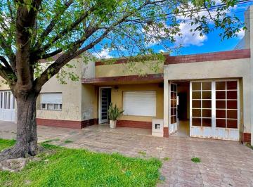 Casa · 130m² · 5 Ambientes · 1 Cochera · Venta Casa Céntrica de 2 Dorm. + Cochera