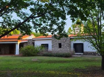 Casa · 273m² · 12 Ambientes · 2 Cocheras · Excelente Casa de 375 m² con Gran Parque y Pileta