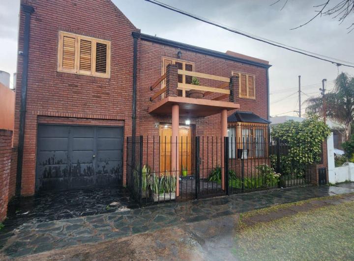 Casa · 194m² · 4 Ambientes · 2 Cocheras