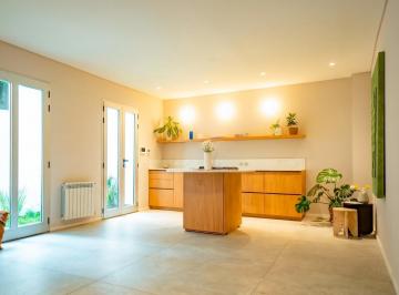 Casa · 121m² · 4 Ambientes · Casa de Pasillo a Estrenar de 3 Dorm. con Jardín y Terraza en Zona Río