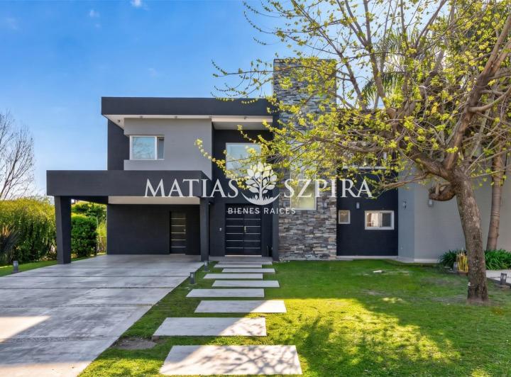 Casa · 327m² · 6 Ambientes · 2 Cocheras