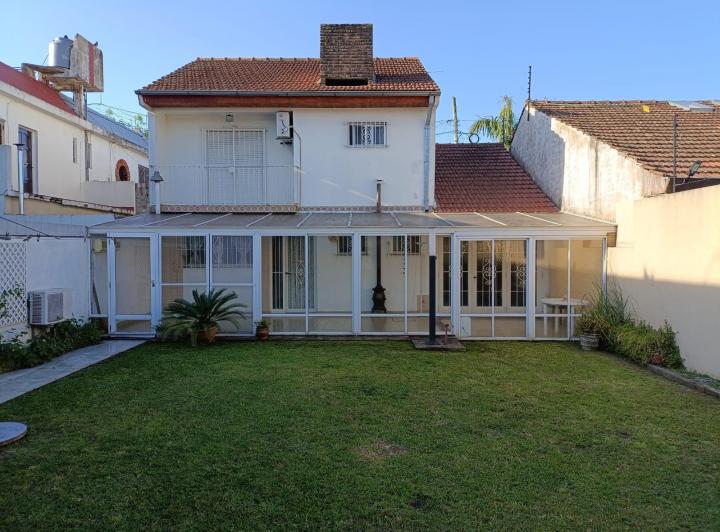 Casa · 200m² · 4 Ambientes · 2 Cocheras