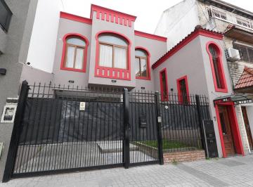 Casa · 487m² · 8 Ambientes · 2 Cocheras · Villa Lugano: Casa en Venta a Estrenar con Salón Comercial Independiente