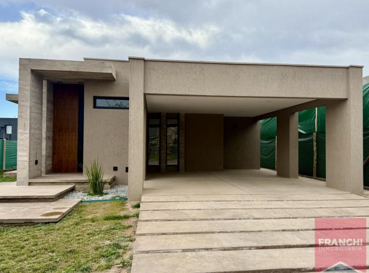 Casa · 211m² · 3 Dormitorios · 2 Cocheras