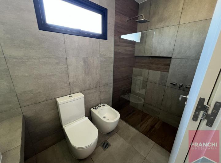 Casa · 211m² · 3 Dormitorios · 2 Cocheras