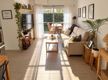 Lving comedor con salida a galería/jardín · 3 Amb. Reciclado con Jardín, Cochera y Baulera – Talar de Martínez