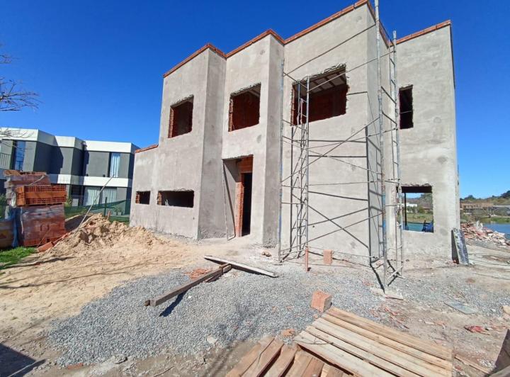 Casa · 244m² · 5 Ambientes · 2 Cocheras