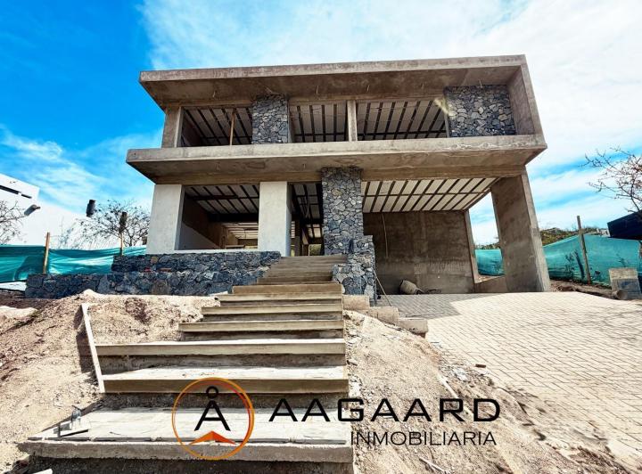 Casa · 280m² · 5 Ambientes · 2 Cocheras