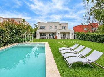 Casa · 210m² · 6 Ambientes · 3 Cocheras · Casa con Dormitorio en Planta Baja en Las Liebres