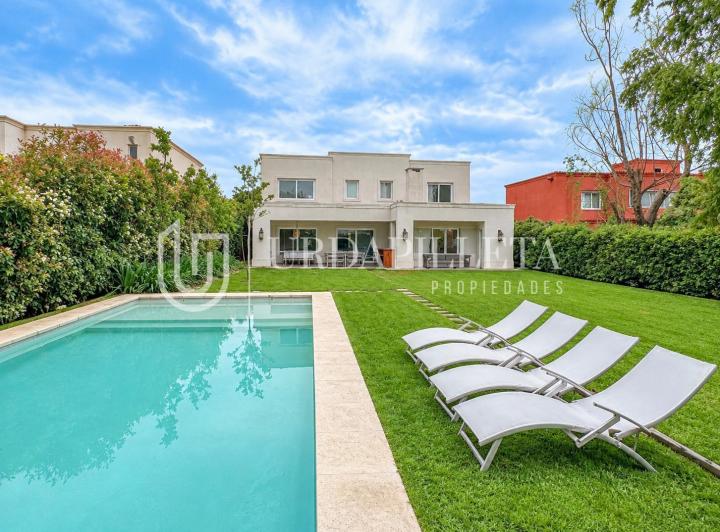 Casa · 210m² · 6 Ambientes · 3 Cocheras
