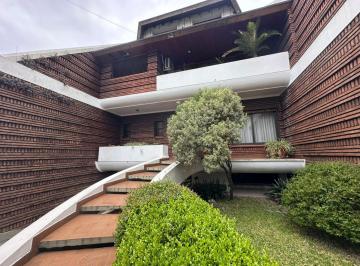 Casa · 373m² · 5 Ambientes · 5 Cocheras · Venta Casa 6 Amb, Cochera, Pileta, Quincho
