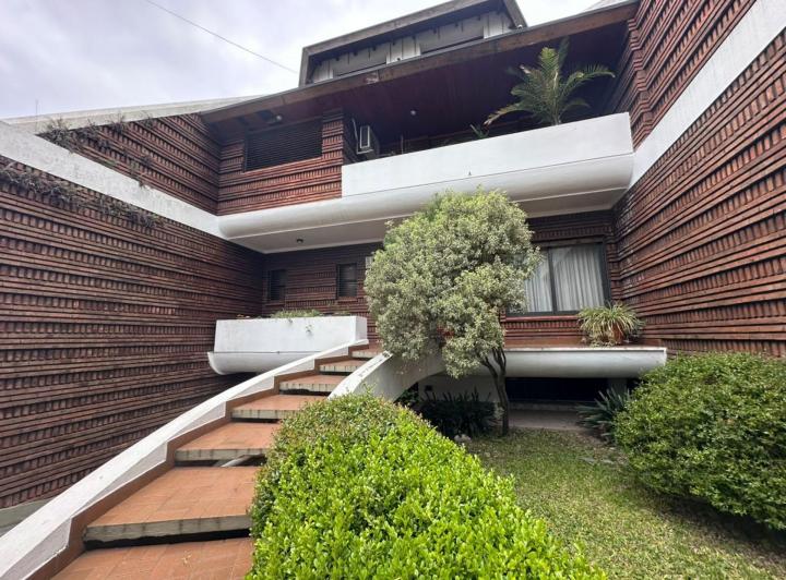 Casa · 373m² · 5 Ambientes · 5 Cocheras