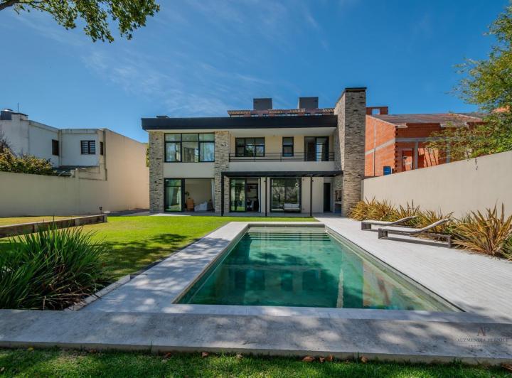 Casa · 360m² · 4 Ambientes · 8 Cocheras
