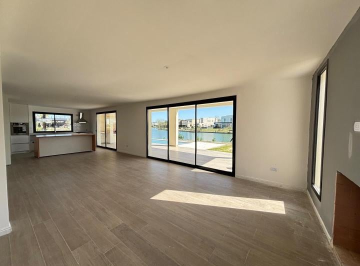 Casa · 260m² · 5 Ambientes · 5 Cocheras