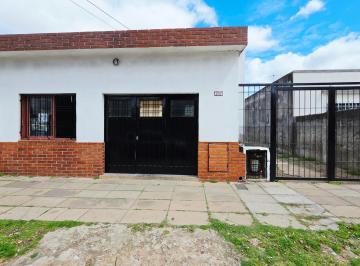 Casa · 200m² · 4 Ambientes · 3 Cocheras · Venta Casa 4 Amb Jardin Cochera Caseros
