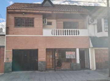 FRENTE · Chalet de 4 Ambientes C/ Cochera, Quincho y Pileta - Apto Credito