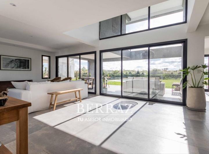 Casa · 220m² · 5 Ambientes · 4 Cocheras