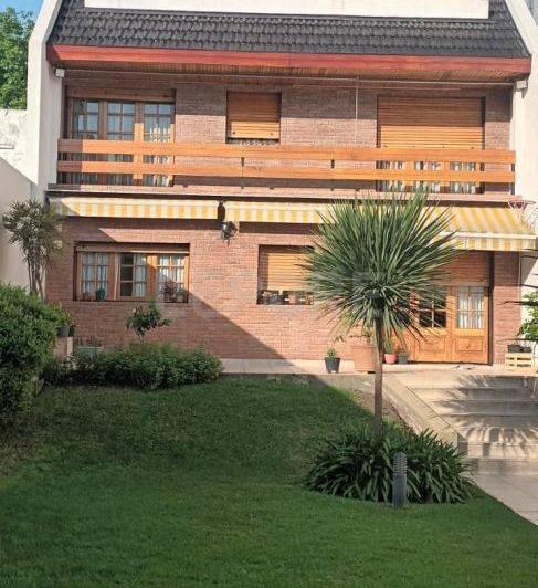 Casa · 384m² · 5 Ambientes · 2 Cocheras