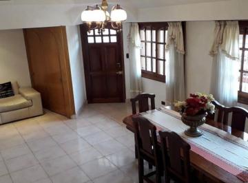 Casa de 5 ambientes, Esteban Echeverría · Importante Propiedad en Luis Guillon a m. de La Estación.