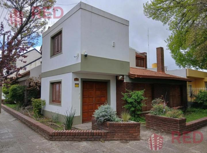Casa · 195m² · 12 Ambientes · 2 Cocheras