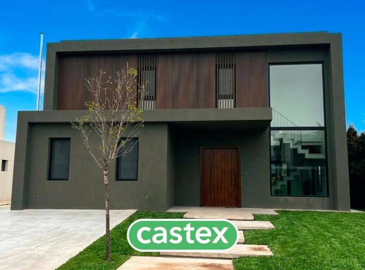 Casa · 246m² · 6 Ambientes · 4 Cocheras
