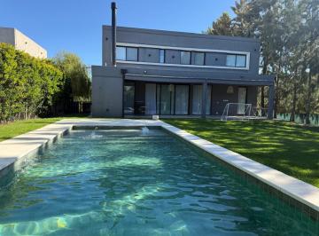 Casa · 190m² · 5 Ambientes · 3 Cocheras · Casa en Alquiler Amoblada en Barrio Las Golondrinas