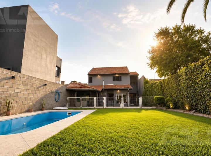 Casa · 400m² · 4 Ambientes · 2 Cocheras