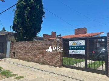 Casa · 230m² · 3 Dormitorios · 2 Cocheras · Recta Martinolli Al 8000. Villa Belgrano. Casa en Venta