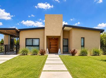 Casa · 300m² · 4 Ambientes · Casa en Venta en Belleville Canning 3 Dorm.