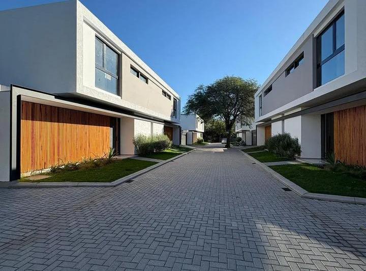 Casa · 250m² · 6 Ambientes · 2 Cocheras
