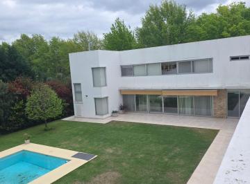 Casa · 2200m² · 8 Ambientes · 2 Cocheras · Casa en Ibarlucea