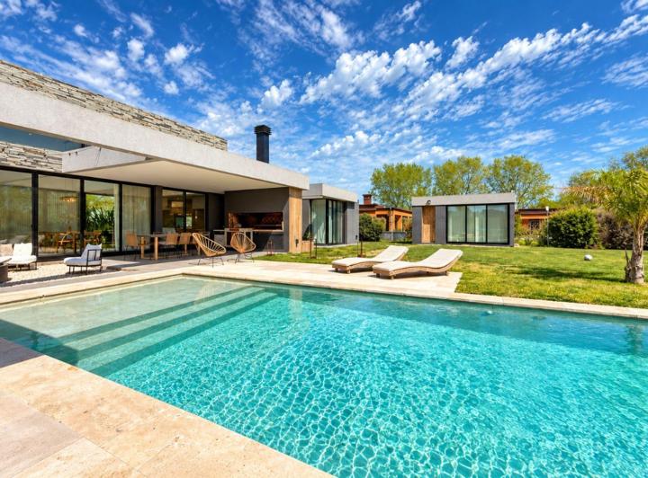Casa · 315m² · 6 Ambientes · 4 Cocheras