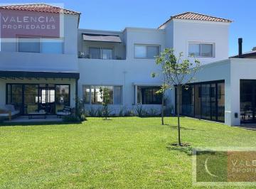 Casa · 340m² · 9 Ambientes · Lindisima Casa en El Encuentro Diciembre y Enero 2024