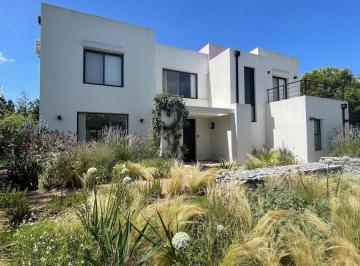 Casa · 260m² · 5 Ambientes · 2 Cocheras · Casa en El Encuentro