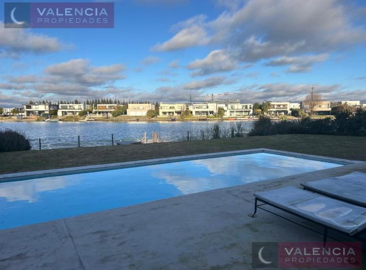 Casa · 360m² · 7 Ambientes · 2 Cocheras