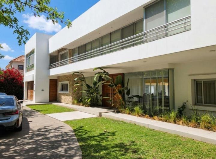 Casa · 550m² · 6 Ambientes · 1 Cochera