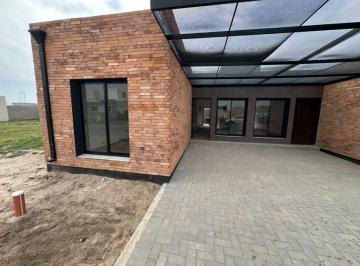 Casa de 4 ambientes, Córdoba · Venta Duplex de Una Planta en Rincones de Manantiales - 2 Dorm.