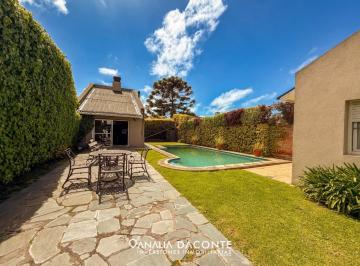 Casa · 430m² · 5 Ambientes · 2 Cocheras · Moderno Chalet 5 Amb con Piscina Climatizada y Quincho. Los Pinares