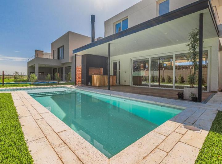 Casa · 257m² · 7 Ambientes · 4 Cocheras