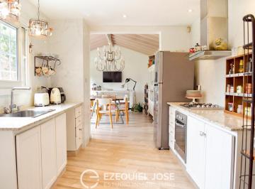 Casa · 190m² · 4 Ambientes · 2 Cocheras · Venta | Chalet de 4 Ambientes con Jardín y Parrilla en Los Troncos