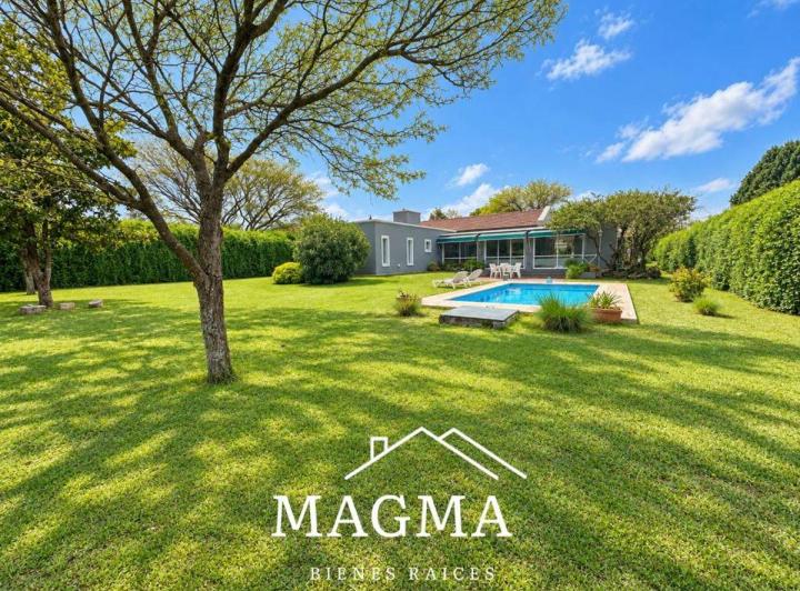Casa · 228m² · 8 Ambientes · 2 Cocheras