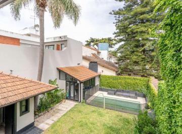 Casa · 209m² · 5 Ambientes · 2 Cocheras · Casa con Pileta y Quincho Cerca de Lomitas Street