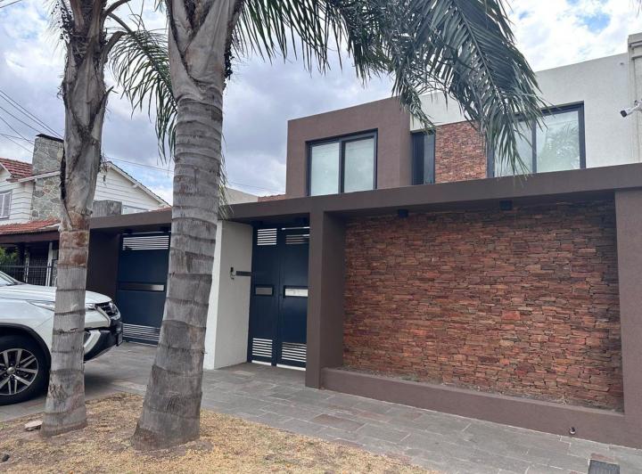 Casa · 320m² · 6 Ambientes · 3 Cocheras
