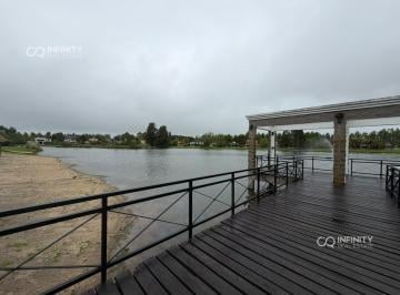 Casa · 220m² · 4 Dormitorios · 5 Cocheras · Casa en Venta a Reciclar de 5 Ambientes Mas Dependencia de Servicio en El Club de Campo El Lauquen,