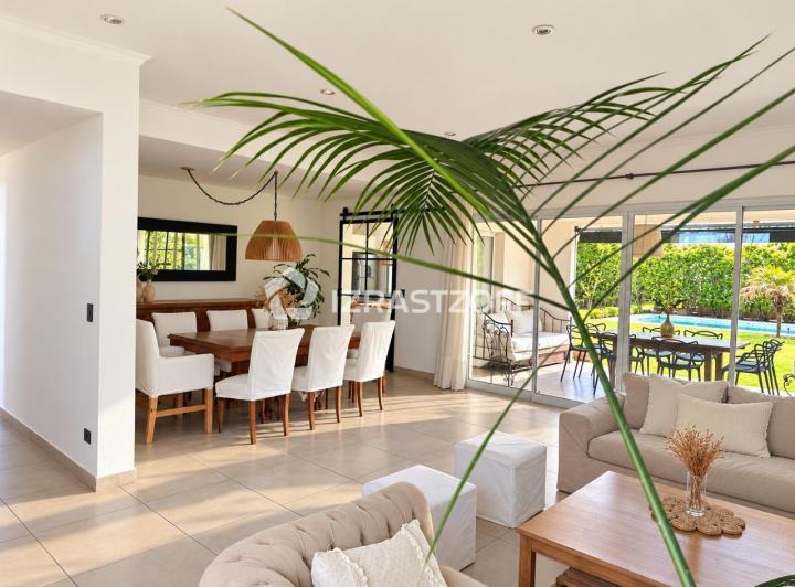 Casa · 226m² · 5 Ambientes · 4 Cocheras