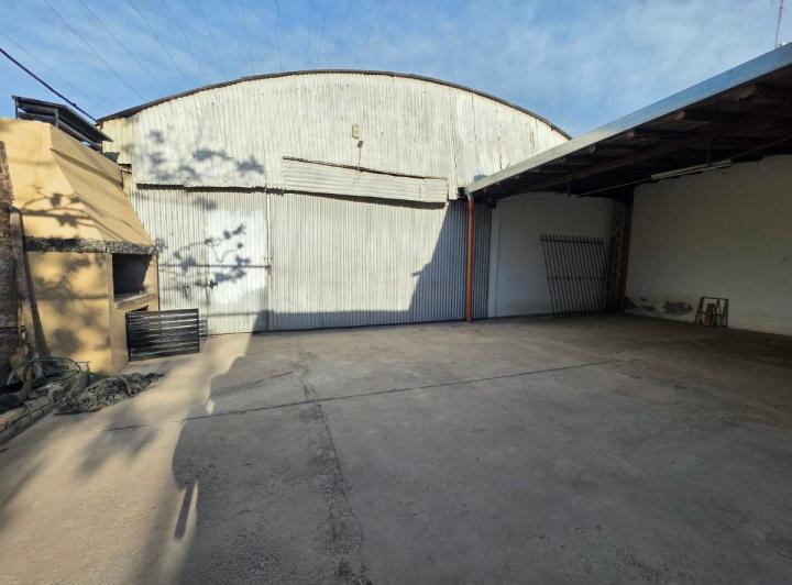 Casa · 300m² · 5 Ambientes · 4 Cocheras