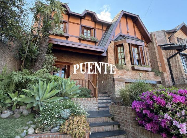 Casa · 338m² · 8 Ambientes · 4 Cocheras